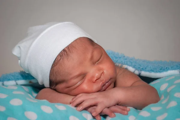 Νεογέννητο Μωρό Κοιμάται Στο Κρεβάτι Αγοράκι Νεογέννητο Μωρό Κοριτσάκι Λευκό Εικόνα Αρχείου