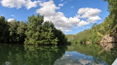 Nehir ve gölü olan güzel bir manzara.