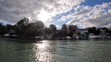 Denizdeki tekne arka planda.