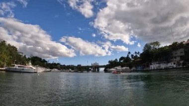 Şehirdeki güzel göl manzarası