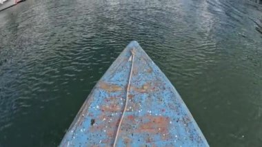 Barselona, Katalonya, İspanya 'daki rıhtımda bir tekne.