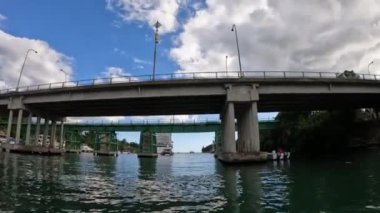 Nehrin üzerindeki köprü