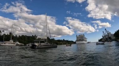 Şehrin limanında güzel yatlar