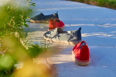                                Dominik Cumhuriyeti 'nde farklı renklerde İspanyol espadrilles satılmaya hazır.