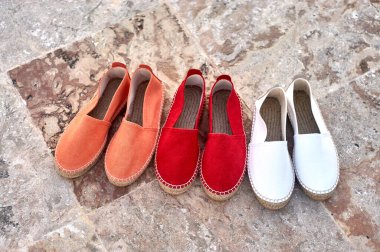      Dominik Cumhuriyeti 'nde farklı renklerde İspanyol espadrilles satılmaya hazır.                          