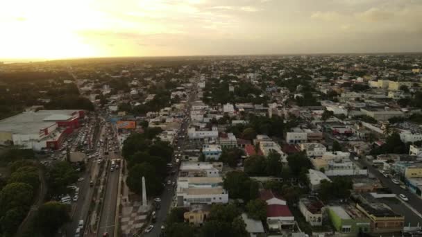 ゴールデンタイムの街の夕焼け時の空中眺望 — ストック動画