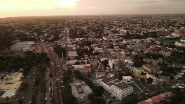 Luftaufnahme Bei Sonnenuntergang Der Stadt Zur Goldenen Stunde — Stockvideo