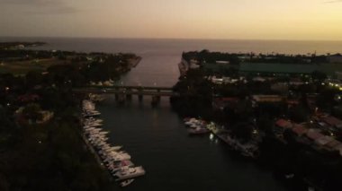 Hava aracı gece renkli günbatımıyla vuruyor.