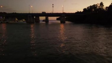 Şehrin altın saatindeki hava günbatımı görüntüsü. Köprü ve rıhtımın yanında neredeyse gece çöküyor.