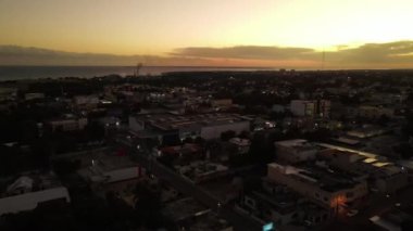 Evin ve sokakların manzarası manzarayı yansıtıyor..