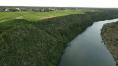 Tayland 'daki dağın tepesinden güzel manzara, güzel manzara, insansız hava aracı görüntüsü..