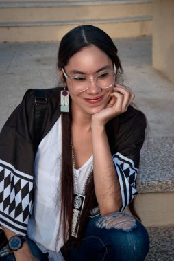 Siyah saçlı, güzel Asyalı kadın.