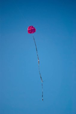 Mavi gökyüzünde uçan ev yapımı uçurtmalar