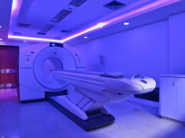 Bir kliniğin özel bir odasında tümörlü hastaları tarayan PET-CT olarak bilinen bir tarama makinesi.