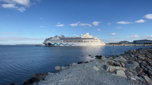 爱沙尼亚塔林 2022年9月26日 Aida Vita号游轮停泊在爱沙尼亚的瓦那萨丹塔林港 波罗的海的游轮 旅行时间 — 图库视频影像