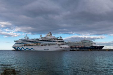 Tallinn, Estonya - 11 Ekim 2022: Seyahat gemisi AIDAvita ve Mein Schiff 4 Estonya 'daki Vanasadam Tallinn Limanı' na yanaştı. Baltık Denizi 'nde gemi gezisi..