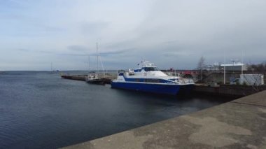 Tallinn, Estonya - 03.18.2023: Linnahall yakınlarındaki otoparkta Aegna ve Naissaar adalarına düzenli seyahatler yapan hızlı gemi Vegtind. Gemiye 100 kadar yolcu alınabilir..