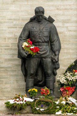 Tallinn, Estonya - 03 / 28 / 2023: Tallinn Askeri Mezarlığı 'ndaki Bronz Asker Anıtı. 2. Dünya Savaşı