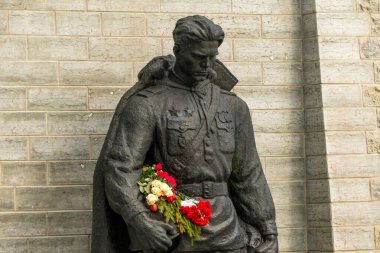 Tallinn, Estonya - 03 / 28 / 2023: Tallinn Askeri Mezarlığı 'ndaki Bronz Asker Anıtı. 2. Dünya Savaşı
