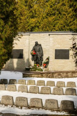 Tallinn, Estonya - 03 / 28 / 2023: Tallinn Askeri Mezarlığı 'ndaki Bronz Asker Anıtı. 2. Dünya Savaşı