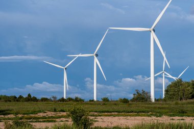 Pakri / Estonya - 07.27.2023: Estonya 'daki Pakri yarımadasındaki Nordex rüzgar gülü çiftliği. Avrupa Çevre Girişimi. Enerji ve fosil kaynaklarının korunması. Sıfır Karbon Ayak İzi