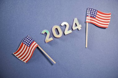 Mavi Arkaplanda Mini Amerikan Bayraklarıyla 2024 Metalik Sayılar
