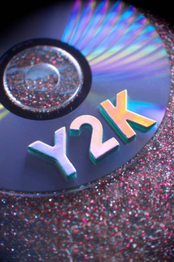 Parıltı Arkaplanlı Müzik CD 'sinde Y2K Harfleri