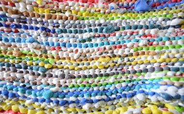 Tığ işi kumaş. Plastik torbalardan yapılmış.