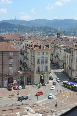 Binalar, arabalar ve dağlarla Torino manzarası