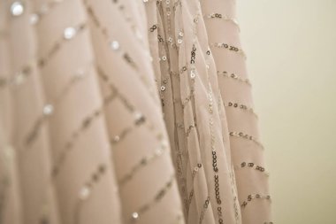 Eski pullu elbise, yakın plan.