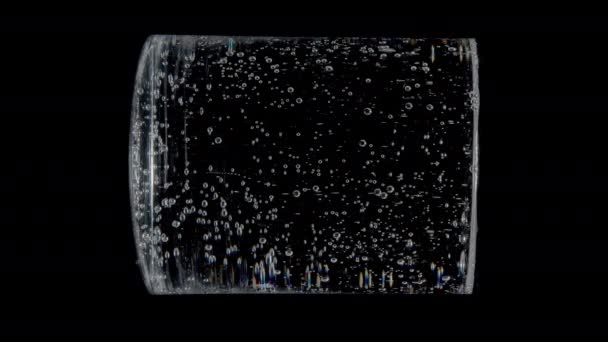 Prawdziwe Bąbelki Szklance Czarnym Tłem Łatwe Wmieszania Projekty Trybem Ekranu — Wideo stockowe