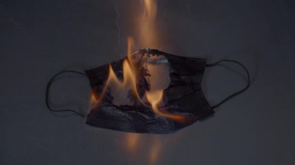 Máscara Negra Desechable Ardiendo — Vídeo de stock
