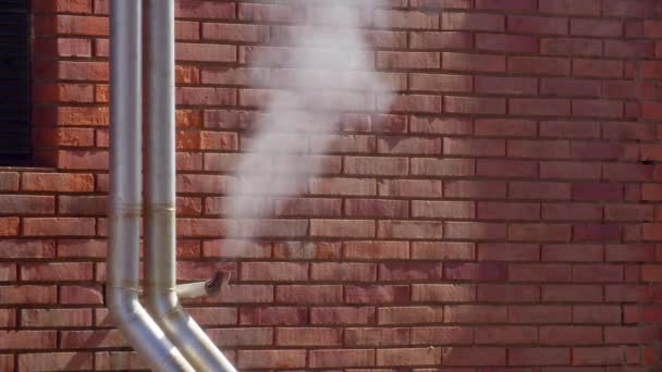 Ένας Καπνιστός Και Μικρός Βιομηχανικός Σωλήνας Έναν Τοίχο Από Τούβλα — Αρχείο Βίντεο