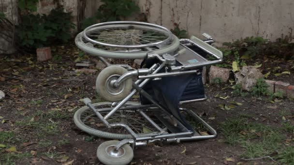 轮椅在地面上 车轮不停地转动着 看起来好像刚刚发生了车祸 — 图库视频影像
