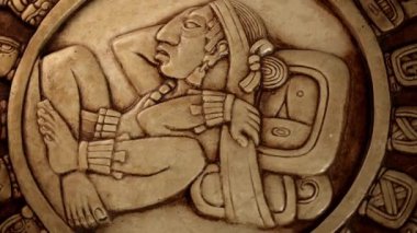Taşa oyulmuş bir Maya takvimi bir döngü içinde dönüyor.