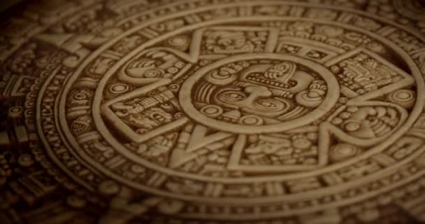 Calendario Antiguo Una Piedra Tallada Con Símbolos Aztecas Figuras Está — Vídeo de stock
