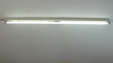 Bir floresan tüpü yavaş çekimde patlar.