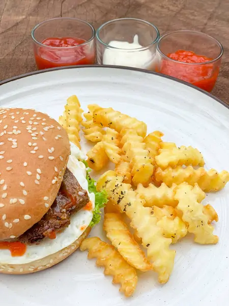 Biftek ve patates kızartması.