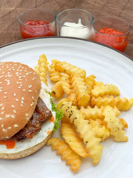 Biftek ve patates kızartması.