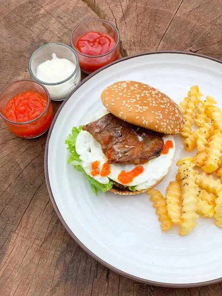 Biftek ve patates kızartması.