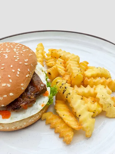 Biftek ve patates kızartması.