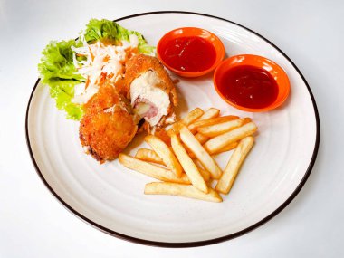 Patates kızartması ve soslu gevrek kremalı tavuk cordon bleu