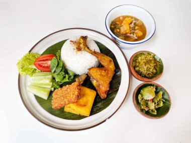 Kızarmış tavuk pilavı ve yeşil biber sosu, geleneksel Endonezya yemeği.