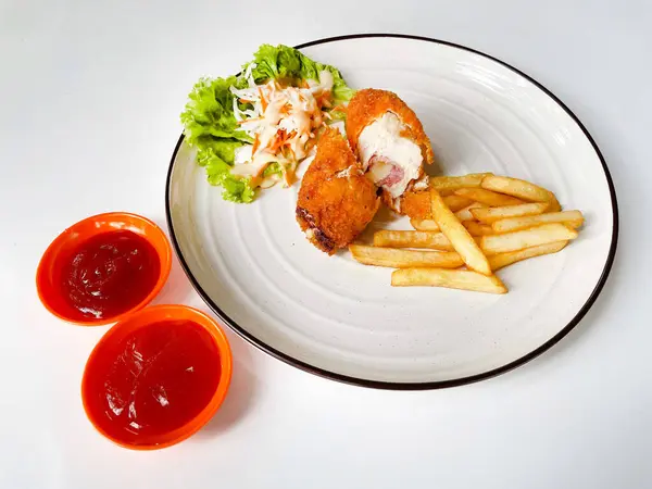Patates kızartması ve soslu gevrek kremalı tavuk cordon bleu