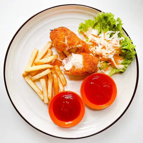 Patates kızartması ve soslu gevrek kremalı tavuk cordon bleu