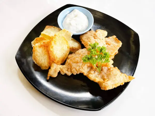 Mayonezli balık ve cips.