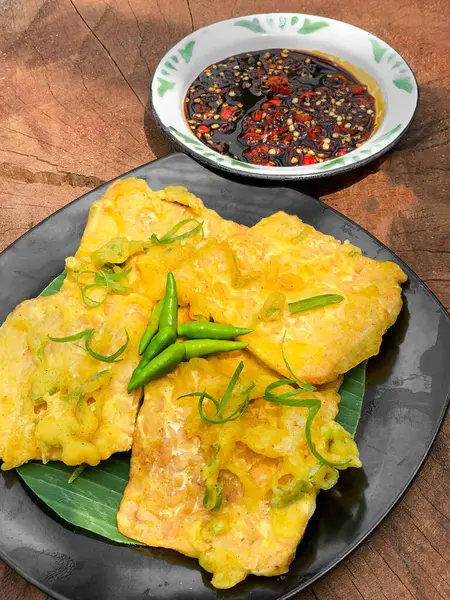 Baharatlı soya soslu Mendoan tempeh