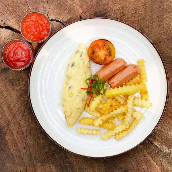 Sosisli omlet ve patates kızartması.