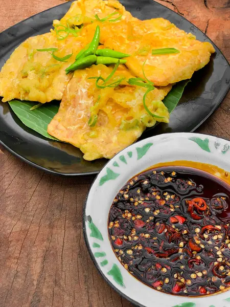 Baharatlı soya soslu Mendoan tempeh