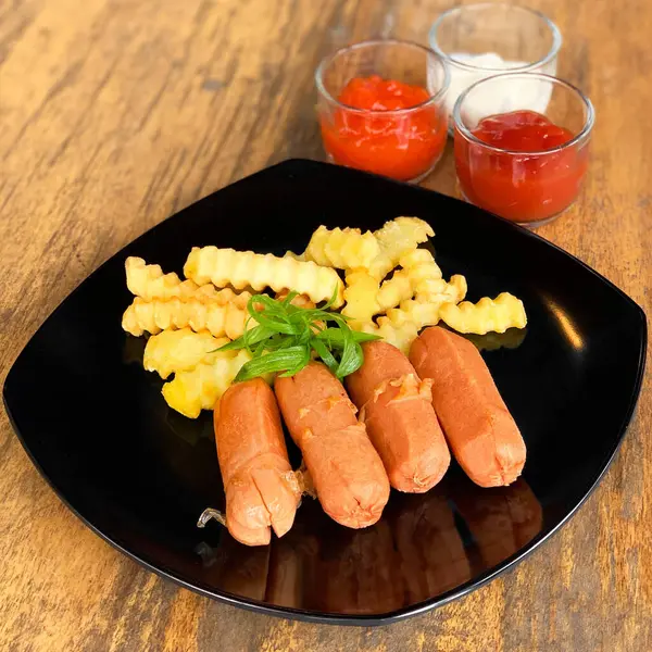 Sosis ve soslu patates kızartması.